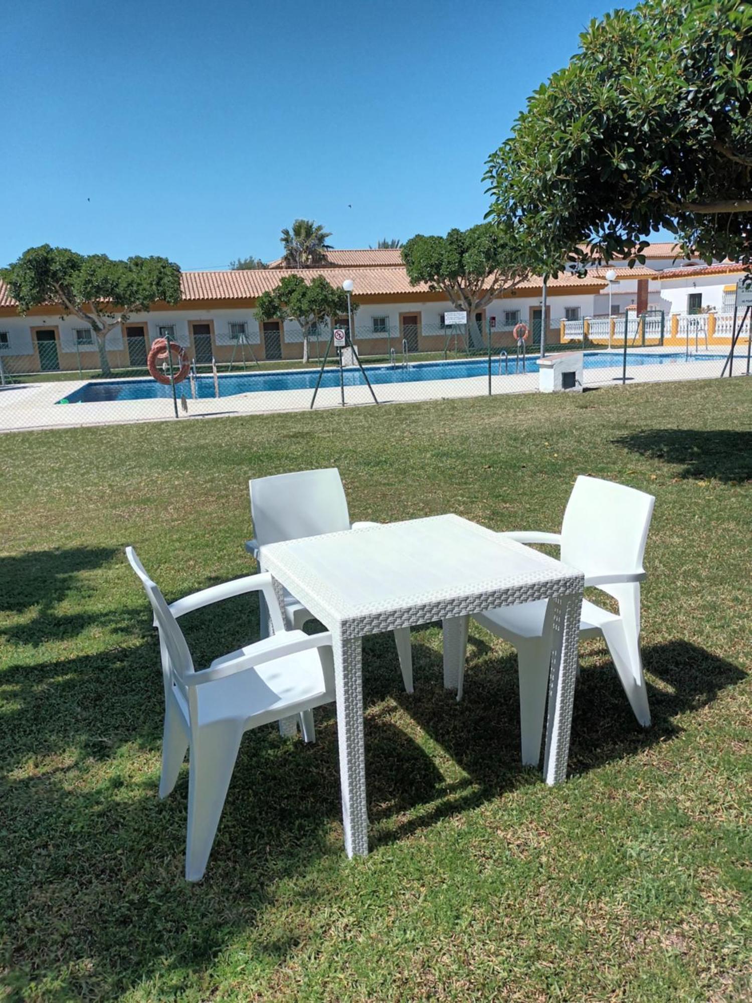 Hostal Los Mellizos Conil De La Frontera Esterno foto Outdoor furniture